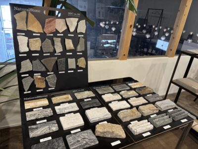 タクミテーブルnakagawa baseのショールームの様子。各メーカーさんにサンプルがたくさん置いてあります。