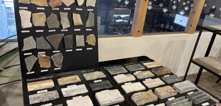 タクミテーブルnakagawa baseのショールームの様子。各メーカーさんにサンプルがたくさん置いてあります。