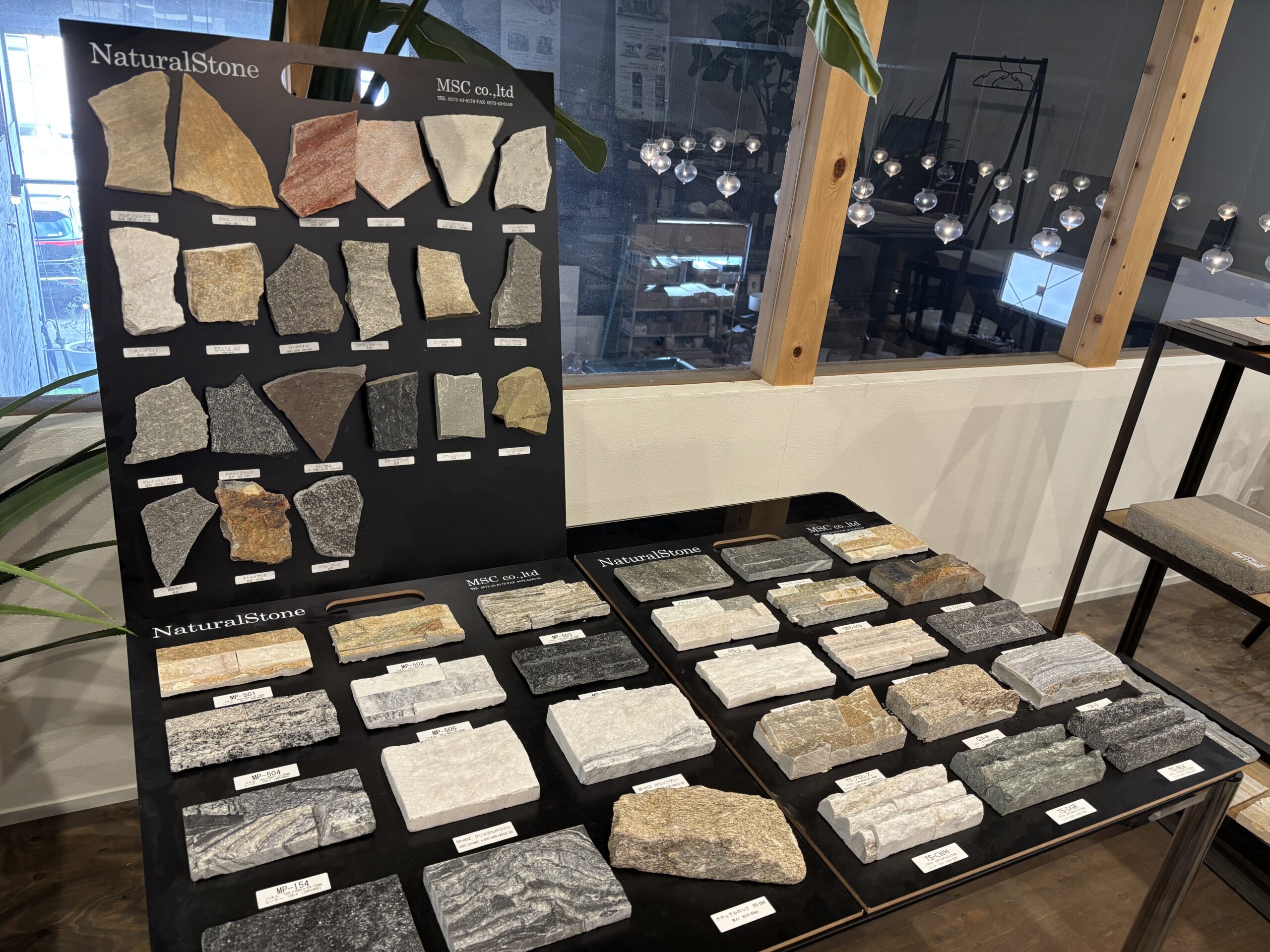 タクミテーブルnakagawa baseのショールームの様子。各メーカーさんにサンプルがたくさん置いてあります。